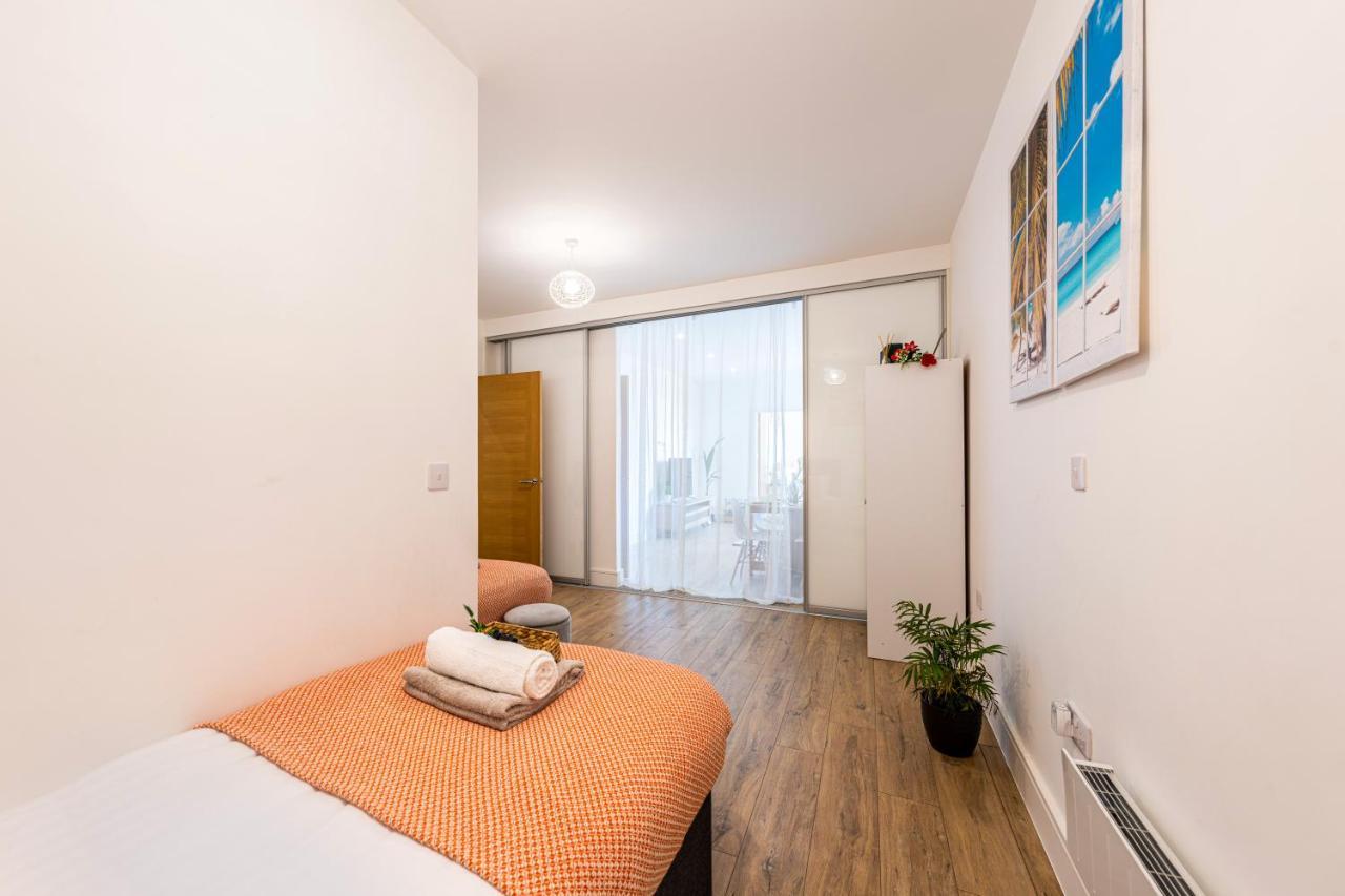 Mission Wave - Venture Apartment Staines-upon-Thames Exteriör bild