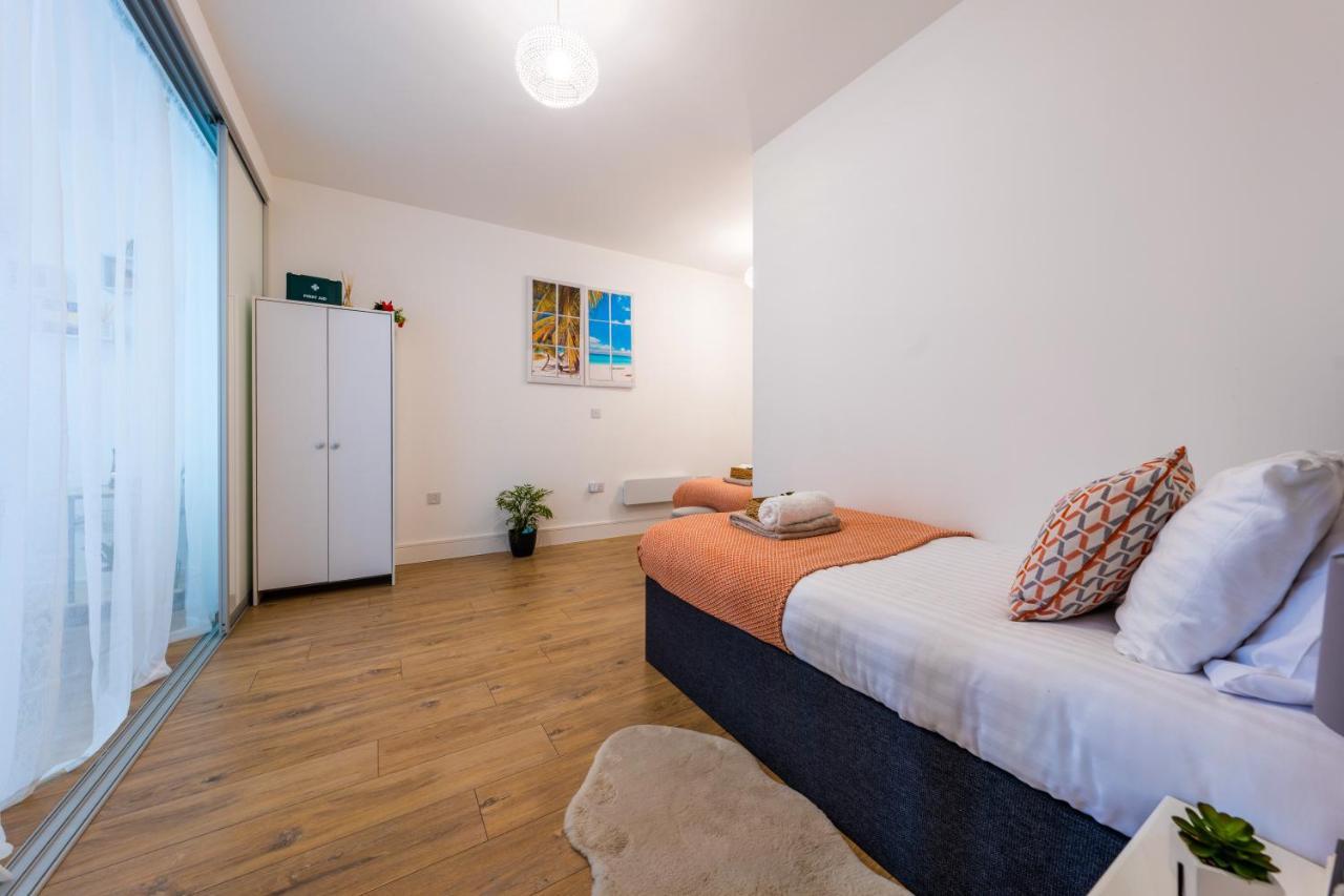 Mission Wave - Venture Apartment Staines-upon-Thames Exteriör bild